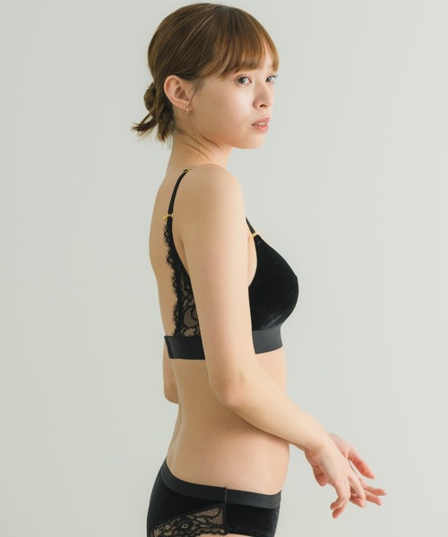 sue(スウ)の「ショーツセット / グローベロアワイヤレスブラ Glow Velour Wireless Bra & Shorts Set(ブラ&ショーツ・レディース・ブラック/パープル・SMALL/MEDIUM)」の14枚目の写真