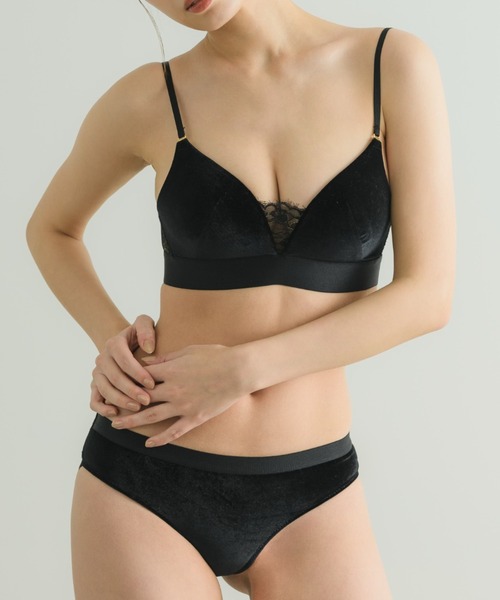sue(スウ)の「ショーツセット / グローベロアワイヤレスブラ Glow Velour Wireless Bra & Shorts Set(ブラ&ショーツ・レディース・ブラック/パープル・SMALL/MEDIUM)」の20枚目の写真