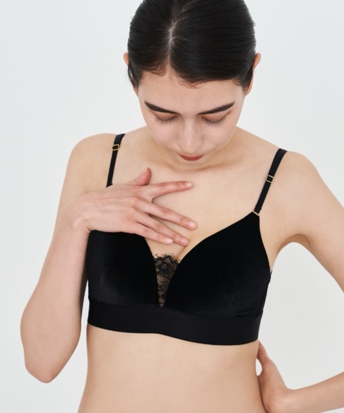 sue(スウ)の「ショーツセット / グローベロアワイヤレスブラ Glow Velour Wireless Bra & Shorts Set(ブラ&ショーツ・レディース・ブラック/パープル・SMALL/MEDIUM)」の4枚目の写真