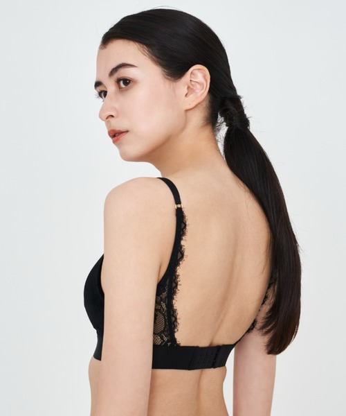 sue(スウ)の「ショーツセット / グローベロアワイヤレスブラ Glow Velour Wireless Bra & Shorts Set(ブラ&ショーツ・レディース・ブラック/パープル・SMALL/MEDIUM)」の5枚目の写真