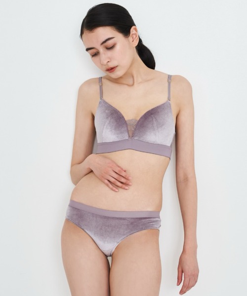 sue(スウ)の「ショーツセット / グローベロアワイヤレスブラ Glow Velour Wireless Bra & Shorts Set(ブラ&ショーツ・レディース・ブラック/パープル・SMALL/MEDIUM)」の8枚目の写真