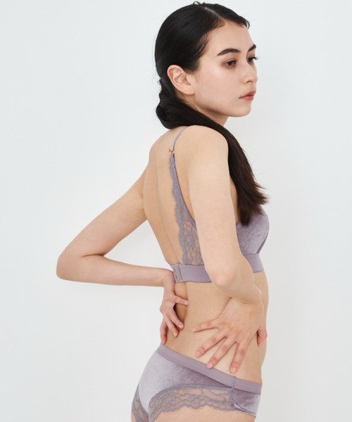 sue(スウ)の「ショーツセット / グローベロアワイヤレスブラ Glow Velour Wireless Bra & Shorts Set(ブラ&ショーツ・レディース・ブラック/パープル・SMALL/MEDIUM)」の10枚目の写真