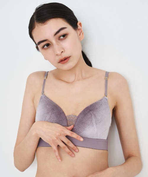 sue(スウ)の「ショーツセット / グローベロアワイヤレスブラ Glow Velour Wireless Bra & Shorts Set(ブラ&ショーツ・レディース・ブラック/パープル・SMALL/MEDIUM)」の7枚目の写真