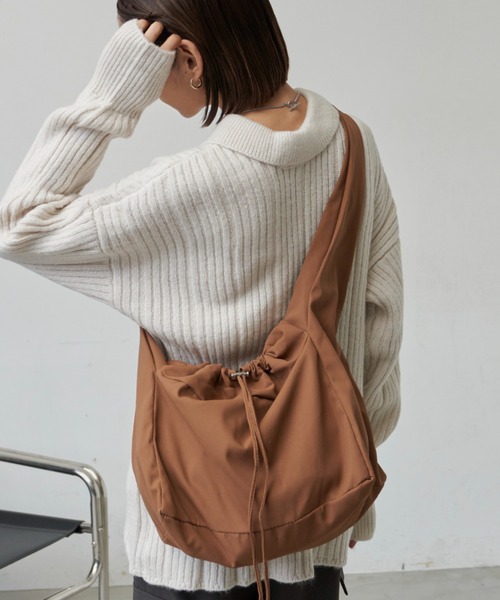 Auntie Rosa Holiday(アンティローザホリデー)の「ドロストショルダー(ショルダーバッグ・レディース・ブルー/アイボリー/ブラック/ブラウン・FREE)」の3枚目の写真