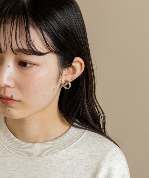 SMELLY(スメリー)の「『堀田真由さん着用』ユガミスリムプレートイヤリング(イヤリング・レディース・シルバー・-)」の5枚目の写真