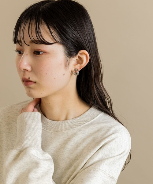 SMELLY(スメリー)の「『堀田真由さん着用』ユガミスリムプレートイヤリング(イヤリング・レディース・シルバー・-)」の2枚目の写真