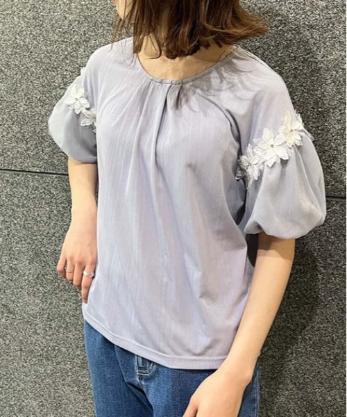 axes femme（アクシーズファム）の「フラワーレースパフ袖リブプルオーバー（Tシャツ/カットソー・レディース・ピンク/キナリ/サックスブルー・FREE）」の2枚目の写真