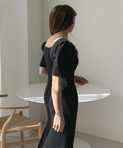 FREE STYLISTS(フリー スタイリスト)の「スクエアネックリーンシルエットが美しいワンピース(ワンピース・レディース・ベージュ/ブラック・M/L/S)」の18枚目の写真