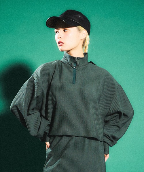 PUNYUS(プニュズ)の「ハーフZIPクロップドトップ(スウェット・レディース・レッド/ブラック/ダークグレー/カーキ/ブラウン/ブルー・3/1/4/2)」の5枚目の写真