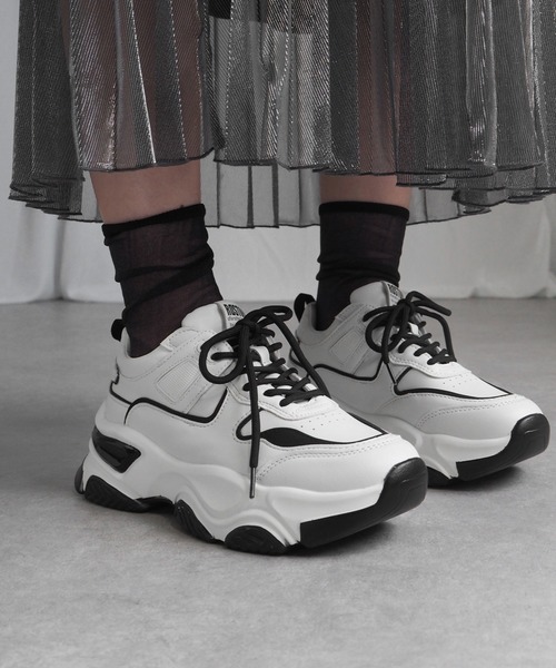 minia(ミニア)の「コンビカラー厚底スニーカー(スニーカー・レディース・ベージュ/ブラック×ホワイト・S/M/L/LL)」の2枚目の写真