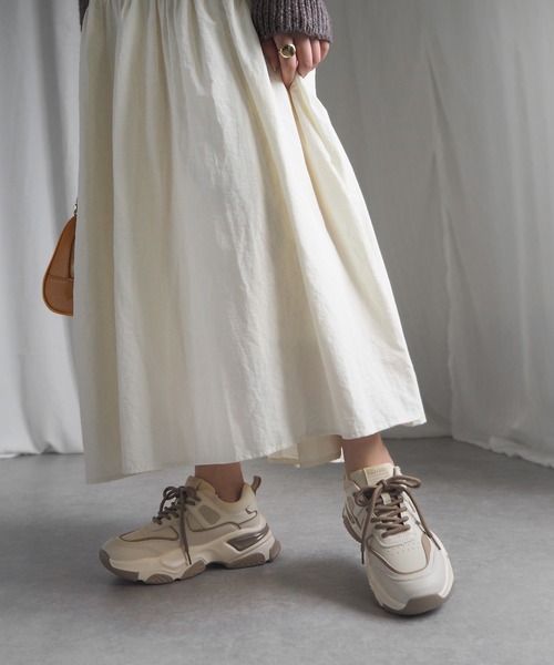 minia(ミニア)の「コンビカラー厚底スニーカー(スニーカー・レディース・ベージュ/ブラック×ホワイト・S/M/L/LL)」の19枚目の写真