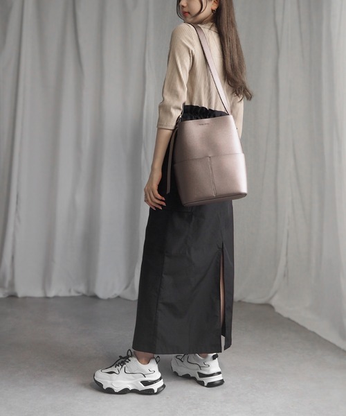 minia(ミニア)の「コンビカラー厚底スニーカー(スニーカー・レディース・ベージュ/ブラック×ホワイト・S/M/L/LL)」の8枚目の写真