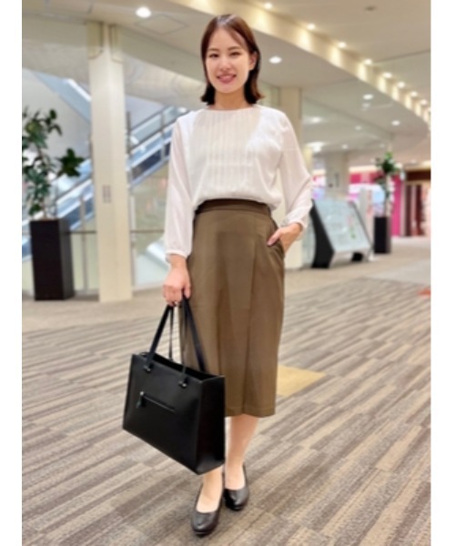 Perfect Suit FActory(パーフェクトスーツファクトリー)の「後ろバルーン シャドーストライプ ブラウス ホワイト/ベージュ(Tシャツ/カットソー・レディース・オフホワイト/ベージュ・M/L/S)」の4枚目の写真
