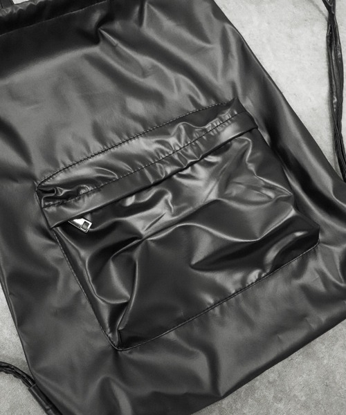 LVEU.(ラブユ.)の「【LVEU.】モードテイストナップサック / バッグ 鞄 BAG リュック ナップサック 合皮 ブラック シルバー ZOZOTOWN限定(バックパック/リュック・レディース・ブラック/シルバー・FREE)」の4枚目の写真