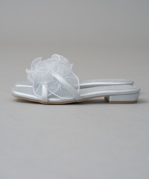 one after another NICE CLAUP（ワンアフターアナザーナイスクラップ）の「フリルフラットサンダル（サンダル・レディース・シルバー/アイボリー/ブラック・S/M/L）」の4枚目の写真