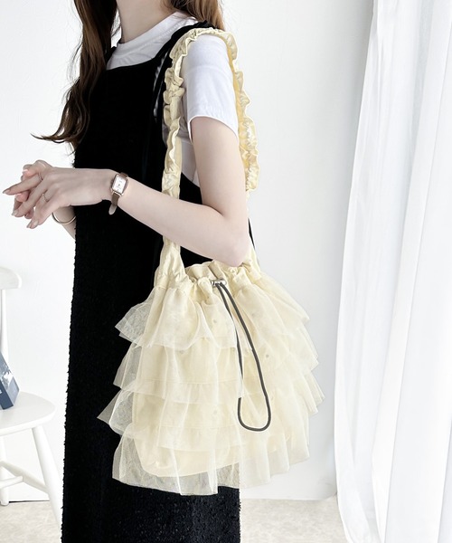 mily bilet(ミウィビレット)の「【mily bilet】即華やか見え。ラインストーン付きチュールフリルドロスト巾着バッグ(ショルダーバッグ・レディース・ブラック/アイボリー・ONE SIZE)」の3枚目の写真