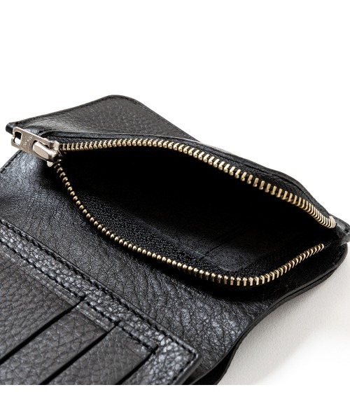 CALEE（キャリー）の「PLANE LEATHER FLAP HALF WALLET ＜STUDS