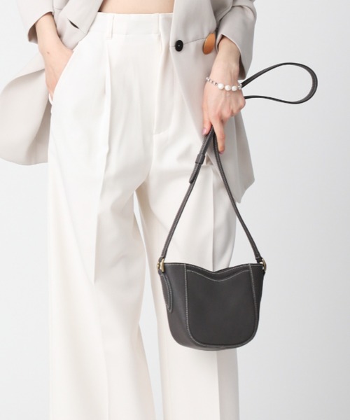 TOFF&LOADSTONE（トフアンドロードストーン）の「【WEB限定】ウィズショルダー ライトシュリンク（ショルダーバッグ・レディース・チャコールグレー/ブラウン系その他2・00）」の3枚目の写真
