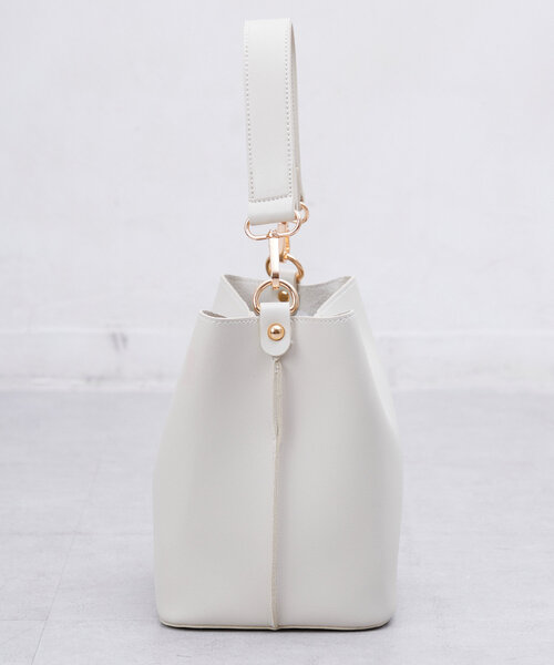 Chez toi(シェトワ)の「ベルト2WAYショルダーBAG(ショルダーバッグ・レディース・ブラック/アイボリー/キャメル・FREE)」の4枚目の写真