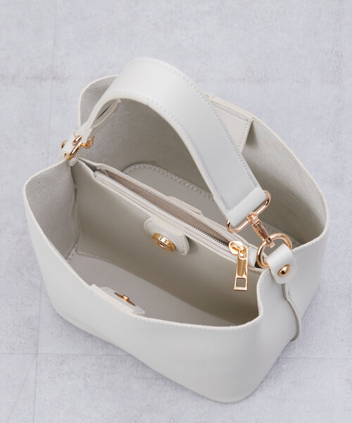 Chez toi(シェトワ)の「ベルト2WAYショルダーBAG(ショルダーバッグ・レディース・ブラック/アイボリー/キャメル・FREE)」の5枚目の写真