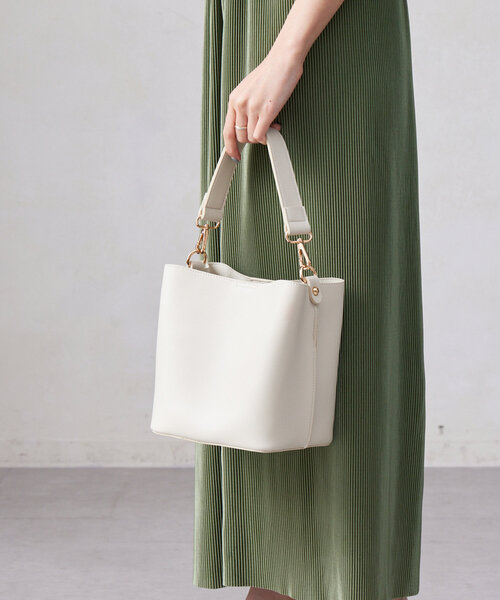 Chez toi(シェトワ)の「ベルト2WAYショルダーBAG(ショルダーバッグ・レディース・ブラック/アイボリー/キャメル・FREE)」の6枚目の写真