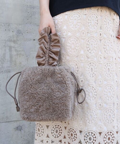 le.coeur blanc（ルクールブラン）の「フリルワンハンドルボアトート（トートバッグ・レディース・モカ/グレー・FREE）」の4枚目の写真