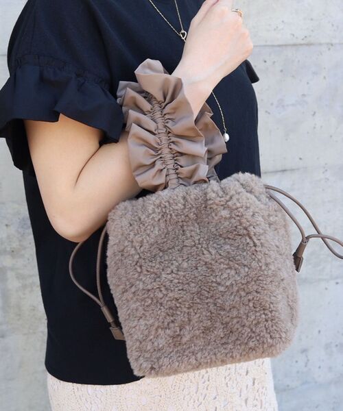 le.coeur blanc（ルクールブラン）の「フリルワンハンドルボアトート（トートバッグ・レディース・モカ/グレー・FREE）」の5枚目の写真