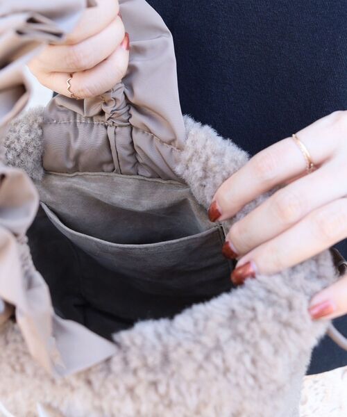 le.coeur blanc（ルクールブラン）の「フリルワンハンドルボアトート（トートバッグ・レディース・モカ/グレー・FREE）」の6枚目の写真