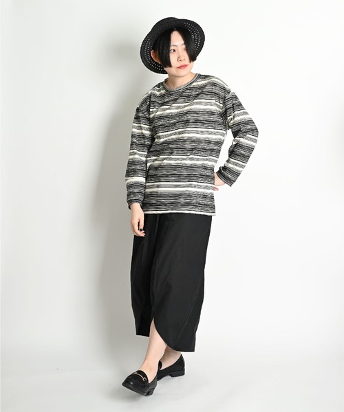 MARAI(マーライ)の「ボーダー柄 ドロップショルダー 長袖Tシャツ ルームウェア(Tシャツ/カットソー・レディース・カーキ/ブルー/ピンク/ブラック・MEDIUM/X-LARGE)」の5枚目の写真
