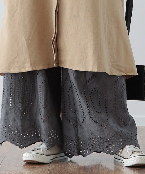 HUG.U（ハグユー）の「裾ペチパンツ（その他パンツ・レディース・ベージュ/グレー系その他2/グレー系その他3/ホワイト/ホワイト系その他/ベージュ系その他/ホワイト系その他3/ベージュ系その他2/ブラック/グレー系その他/ブラック系その他2/チャコールグレー/ブラック系その他/ホワイト系その他2/ブラック系その他3/ベージュ系その他3・レギュラー丈/トール丈）」の12枚目の写真