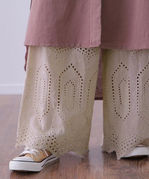 HUG.U（ハグユー）の「裾ペチパンツ（その他パンツ・レディース・ベージュ/グレー系その他2/グレー系その他3/ホワイト/ホワイト系その他/ベージュ系その他/ホワイト系その他3/ベージュ系その他2/ブラック/グレー系その他/ブラック系その他2/チャコールグレー/ブラック系その他/ホワイト系その他2/ブラック系その他3/ベージュ系その他3・レギュラー丈/トール丈）」の16枚目の写真