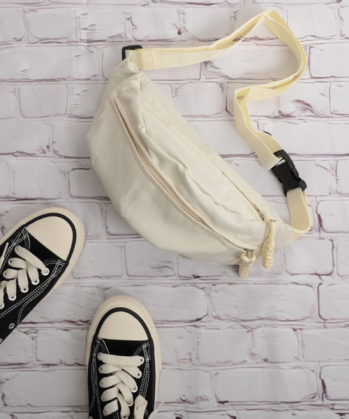 TONE SELECT GOODS（トーンセレクトグッズ）の「【float】2ポケット ショルダー ボディーバッグ【8色展開】（ボディバッグ/ウエストポーチ・レディース・ホワイト/ブラック/ライトグリーン/レッド/オレンジ/ブルーグリーン/ベビーピンク/ブルー・FREE）」の9枚目の写真