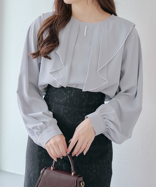 Another Branch olive des olive(アナザーブランチオリーブデオリーブ)の「【WEB限定】【オフィスにも】パール付きラッフルブラウス(シャツ/ブラウス・レディース・ブラック/オフホワイト/ネイビー/ベージュ/ライトブルーグレー・FREE)」の4枚目の写真