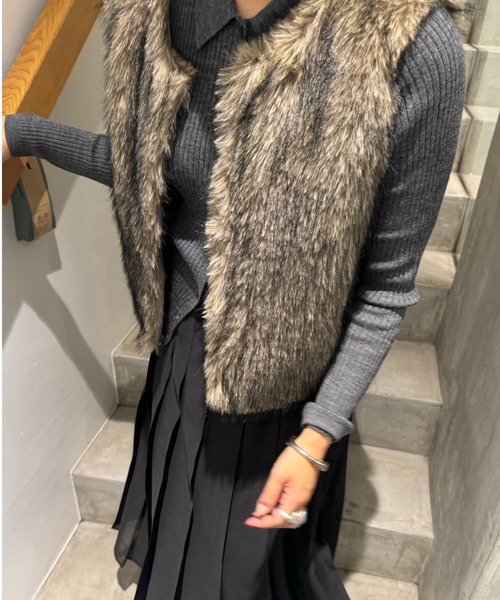 archives(アルシーヴ)の「【Ltd.】FAKE FUR VEST(ベスト・レディース・ベージュ/ブラウン・MEDIUM)」の2枚目の写真