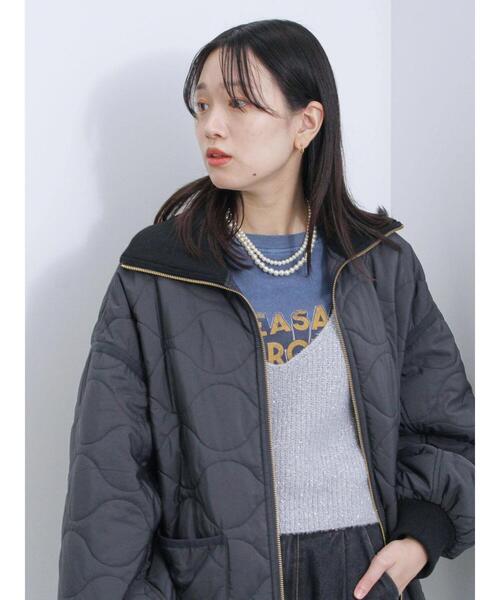 Samansa Mos2 blue（サマンサモスモスブルー）の「リブハイネックキルトジャケット（ノーカラージャケット・レディース・キナリ/カーキ/チャコールグレー・F）」の3枚目の写真