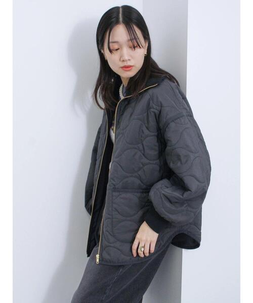 Samansa Mos2 blue（サマンサモスモスブルー）の「リブハイネックキルトジャケット（ノーカラージャケット・レディース・キナリ/カーキ/チャコールグレー・F）」の4枚目の写真