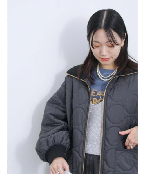 Samansa Mos2 blue（サマンサモスモスブルー）の「リブハイネックキルトジャケット（ノーカラージャケット・レディース・キナリ/カーキ/チャコールグレー・F）」の6枚目の写真