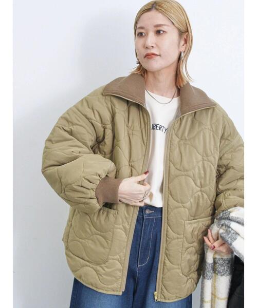 Samansa Mos2 blue（サマンサモスモスブルー）の「リブハイネックキルトジャケット（ノーカラージャケット・レディース・キナリ/カーキ/チャコールグレー・F）」の10枚目の写真