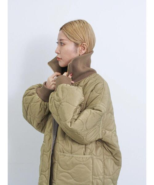 Samansa Mos2 blue（サマンサモスモスブルー）の「リブハイネックキルトジャケット（ノーカラージャケット・レディース・キナリ/カーキ/チャコールグレー・F）」の12枚目の写真