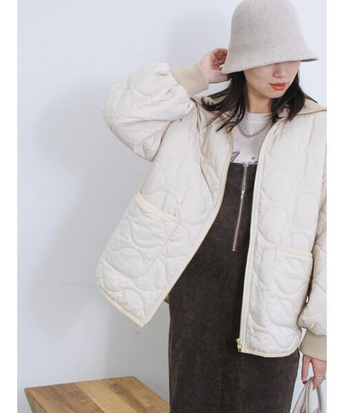 Samansa Mos2 blue（サマンサモスモスブルー）の「リブハイネックキルトジャケット（ノーカラージャケット・レディース・キナリ/カーキ/チャコールグレー・F）」の15枚目の写真