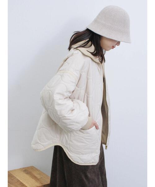 Samansa Mos2 blue（サマンサモスモスブルー）の「リブハイネックキルトジャケット（ノーカラージャケット・レディース・キナリ/カーキ/チャコールグレー・F）」の17枚目の写真