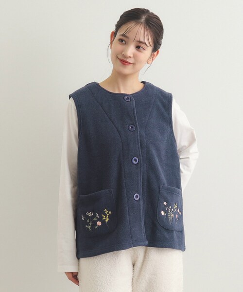 LAURA ASHLEY（ローラアシュレイ）の「【一部店舗限定】クロスウェル柄 フリースルームベスト（ベスト・レディース・アイボリー系/ネイビー系/ワイン系・00）」の2枚目の写真