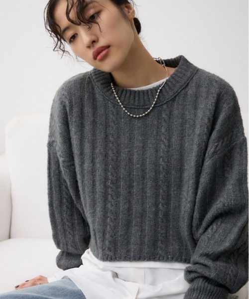 AZUL by moussy（アズールバイマウジー）の「ショートケーブルニットトップス（ニット/セーター・レディース・ブルー/杢グレー/ライトベージュ/ピンク/ライトグレー/アイボリー/ブラック・FREE）」の4枚目の写真