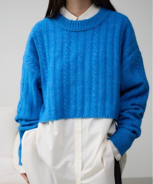 AZUL by moussy（アズールバイマウジー）の「ショートケーブルニットトップス（ニット/セーター・レディース・ブルー/杢グレー/ライトベージュ/ピンク/ライトグレー/アイボリー/ブラック・FREE）」の6枚目の写真