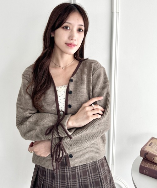 Loueme（ルエム）の「リボンスリーブ配色ニットカーディガン（カーディガン/ボレロ・レディース・グレー/ブラウン/アイボリー・FREE）」の16枚目の写真