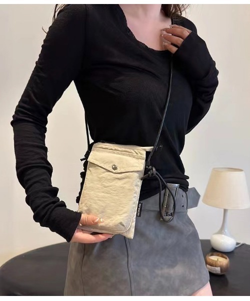 CORNERS（コーナーズ）の「ナイロンミニポーチバッグ（ショルダーバッグ・レディース・ブラック/ベージュ・FREE）」の6枚目の写真