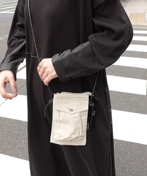 CORNERS（コーナーズ）の「ナイロンミニポーチバッグ（ショルダーバッグ・レディース・ブラック/ベージュ・FREE）」の13枚目の写真