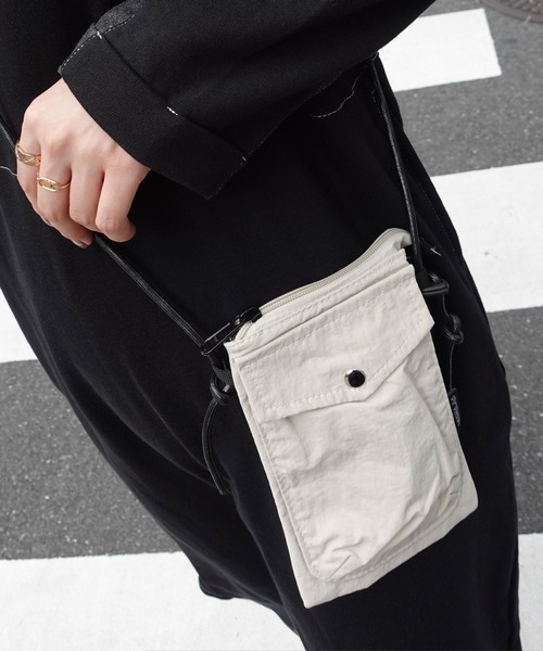 CORNERS（コーナーズ）の「ナイロンミニポーチバッグ（ショルダーバッグ・レディース・ブラック/ベージュ・FREE）」の9枚目の写真
