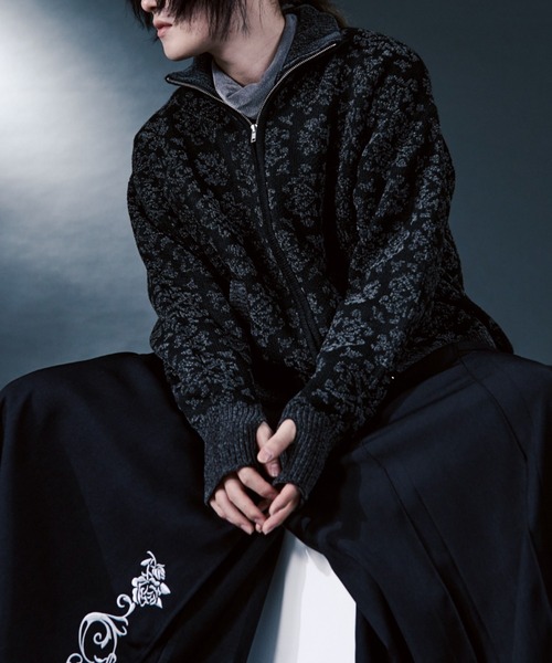 Ellno Loset（エルノロゼット）の「ダマスクモールJQZIPニット/フィンガーホール付き（ニット/セーター・メンズ・ボルドー/ブラック・SMALL/LARGE/MEDIUM）」の2枚目の写真