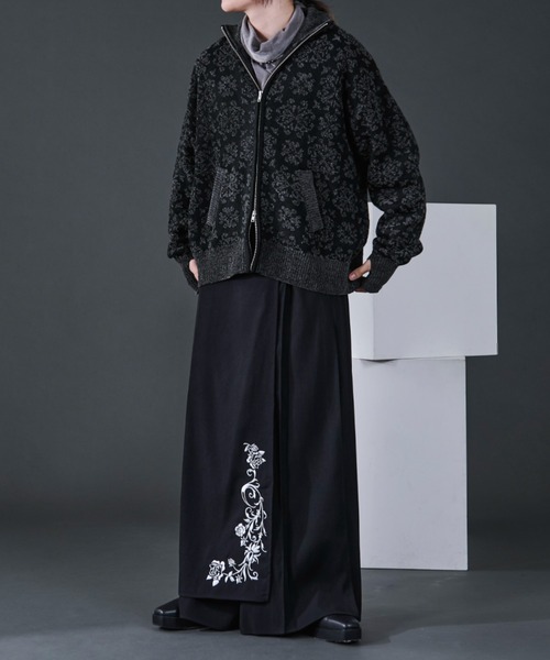 Ellno Loset（エルノロゼット）の「ダマスクモールJQZIPニット/フィンガーホール付き（ニット/セーター・メンズ・ボルドー/ブラック・SMALL/LARGE/MEDIUM）」の3枚目の写真